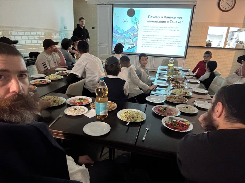 Ханукальные трапезы для ребят: было вкусно и радостно