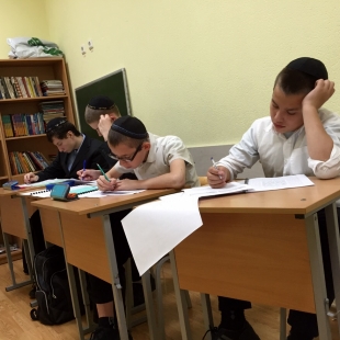 Учебники для еврейских детей из школы-пансиона